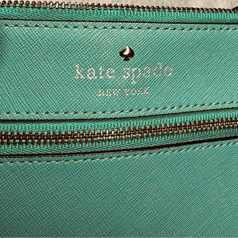 KATE SPADE Mikas Pond Bee Wristlet Green Leather Gold hardware in EUC - Picture 3 of 7
